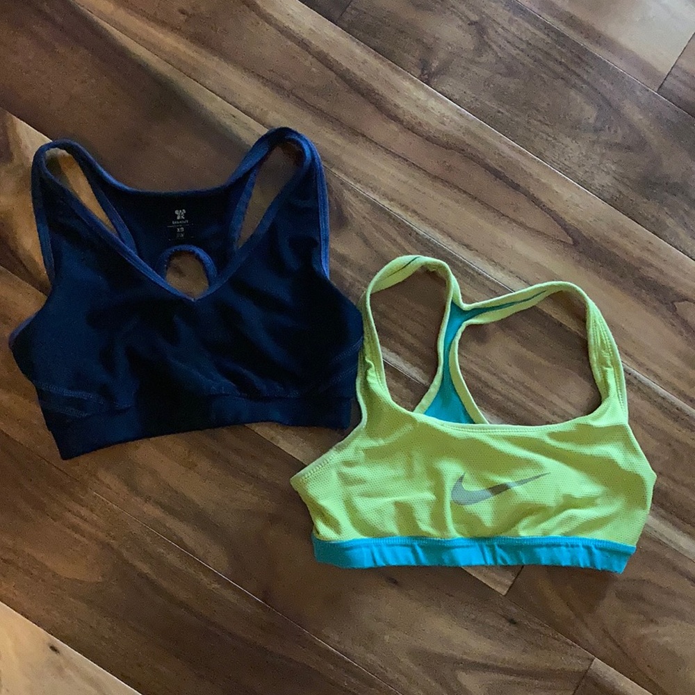 2- Lot of 2 sports bras / one Nike- one Old Navy both S/XS